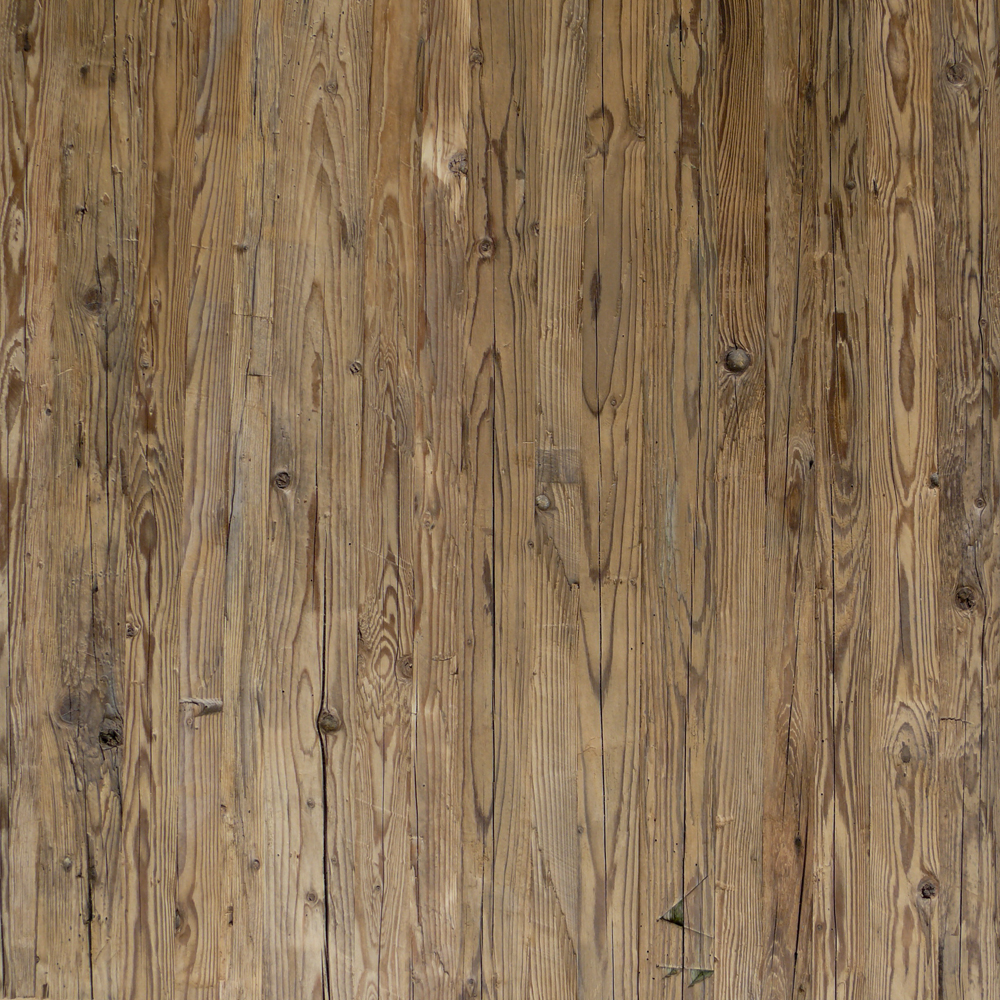 Nahaufnahme einer 3-Schicht-Platte aus originalem Altholz mit handgehackter Oberfläche. Die senkrecht verlaufenden Holzmaserungen, Astlöcher und Unebenheiten erzählen von der natürlichen Alterung und manuellen Bearbeitung des Holzes. Die Oberfläche wirkt rustikal, charaktervoll und lebendig.