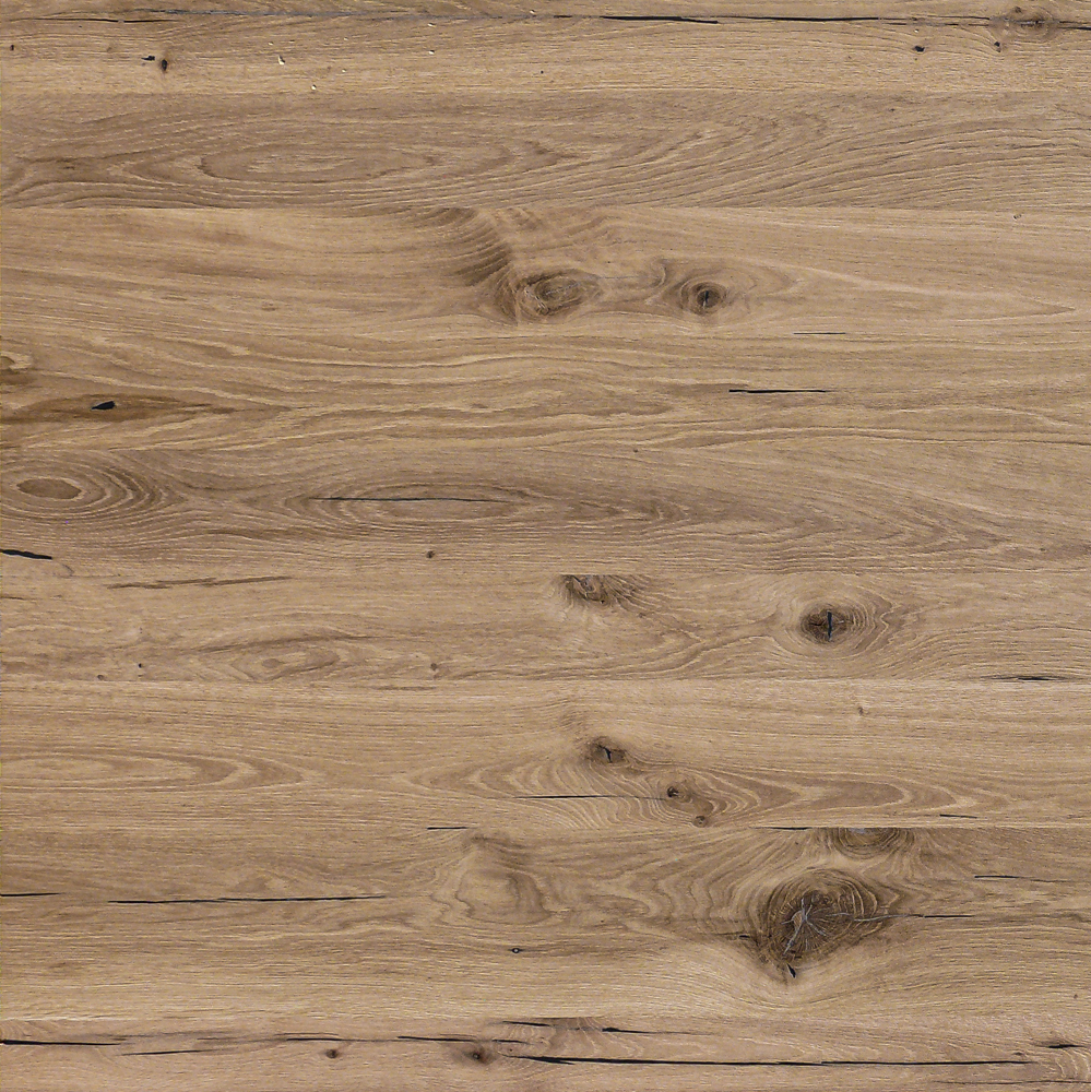 Detailaufnahme einer 3-Schicht-Platte aus der Mittelware alter Eichenbalken. Die Oberfläche ist ausgebessert und geschliffen, wodurch die lebendige Maserung, Äste und natürliche Risse sichtbar bleiben. Das Holz zeigt ein ruhiges, warmes Farbspiel in Braun- und Beigetönen mit charaktervoller Patina.