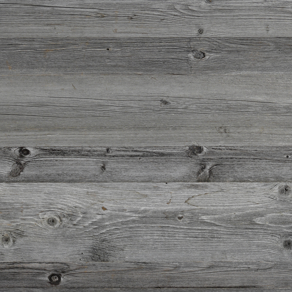 Nahaufnahme einer 3-Schicht-Platte aus originalem Altholz mit charakteristischer, sonnenverbrannter grauer Oberfläche. Die Holzstruktur zeigt eine silbergraue Patina mit ausgeprägter Maserung, Astspuren und natürlichen Witterungsspuren, die durch jahrelange Sonneneinstrahlung im Freien entstanden sind.