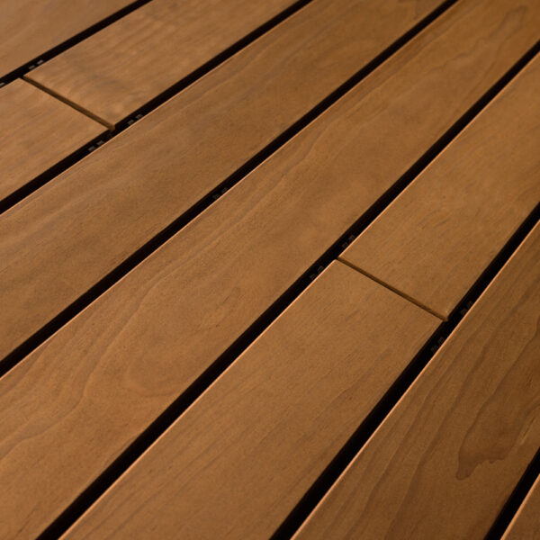 Terrassendielen mit gehobelter Oberfläche in einem satten, mittleren Braunton. Die glatte Struktur wirkt besonders edel und bringt die dezenten Maserungen sowie natürlichen Farbverläufe des Holzes fein zur Geltung.