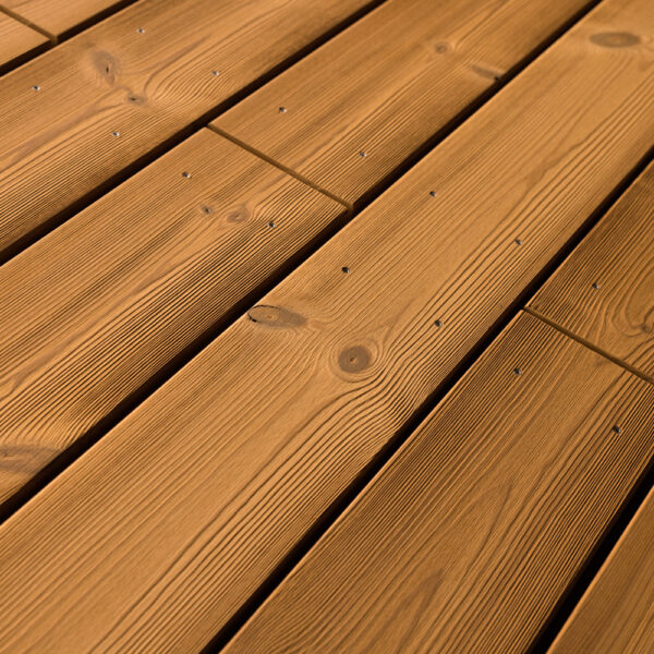 Terrassendielen mit gebürsteter Oberfläche in warmem Braunton. Die feine Maserung und natürliche Aststrukturen sind betont sichtbar, kleine Schraubenköpfe sorgen für eine präzise, funktionale Optik mit handwerklichem Charakter.