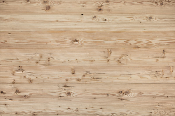 Detailansicht der gehackten Oberfläche der Alpine Wandpaneele Piz Bernina mit charakteristischer Maserung und natürlichem Farbspiel für eine rustikale Gestaltung.