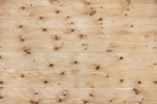 Detailansicht der Alpine Wandpaneele Piz Palü mit gehackter Oberfläche, natürlicher Struktur und lebendiger Astzeichnung für eine charaktervolle Wandgestaltung im alpinen Stil.