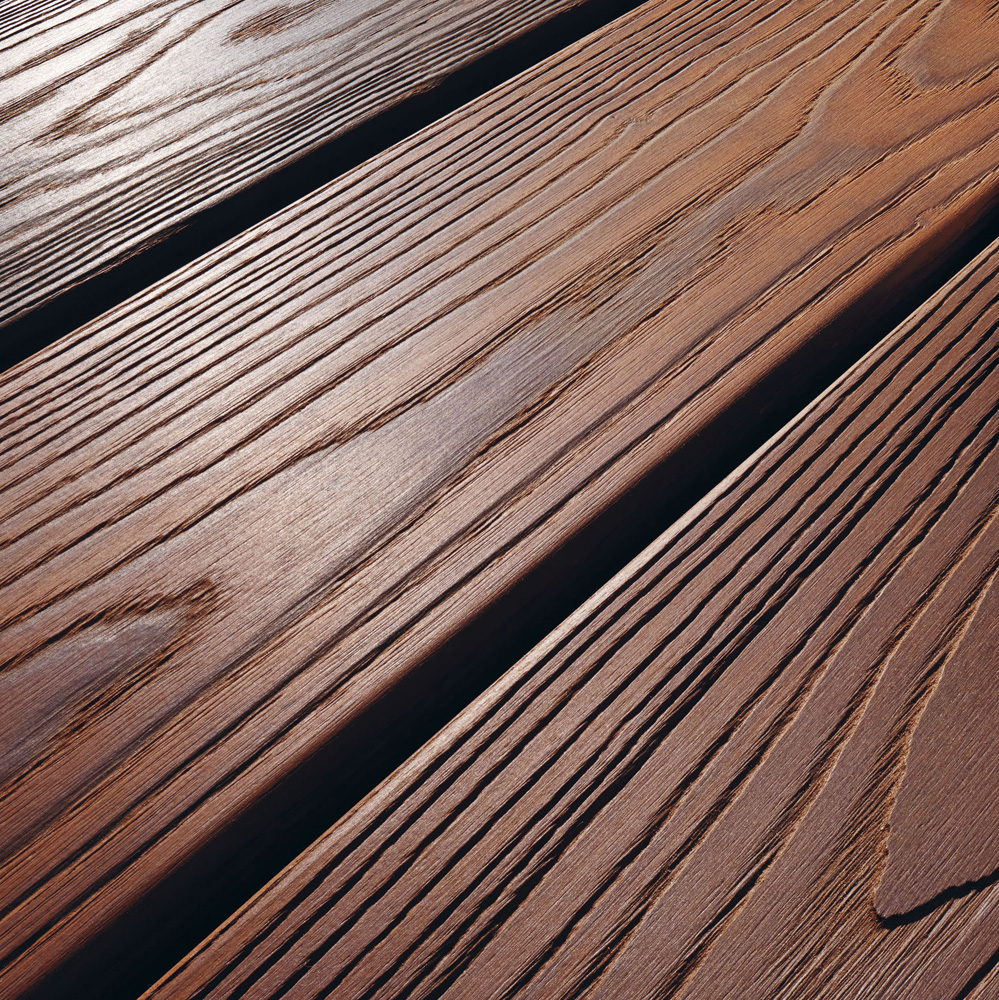Makroaufnahme der Oberfläche Gardasee in dunkler, intensiver Farbgebung. Die gerillte Holzstruktur ist fein gebürstet und zeigt ein ruhiges, harmonisches Maserungsbild. Die satte Farbe erinnert an mediterranes Flair – robust und elegant zugleich, ideal für Terrassen mit Charakter.