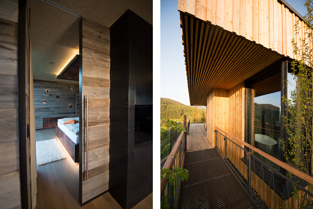 Links: Blick ins gemütliche Schlafzimmer mit Altholzwänden (Zermatt Gris) und warmem Licht. Rechts: Holzsteg zur Chalet-Terrasse, Außenfassade aus hellem Mareiner Piz Bernina Holz vor grünem Bergpanorama.