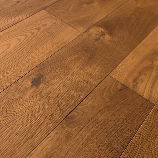 Gebürstete Eichenholzdielen mit natürlicher Maserung und warmem Braunton. Astlöcher und Strukturdetails betonen den rustikalen Charakter des Bodens. Ideal für gemütliche Wohnräume mit authentischem Holzambiente.