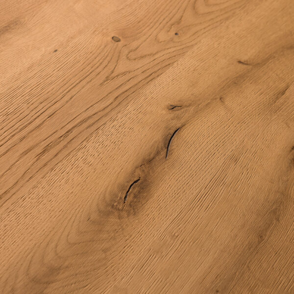 Hellbraune Holzoberfläche mit ausgeprägter Maserung und natürlichen Rissen. Die Oberfläche wirkt leicht gebürstet, wodurch die Struktur des Holzes hervorgehoben wird. Ein rustikaler Look mit authentischem Charakter.