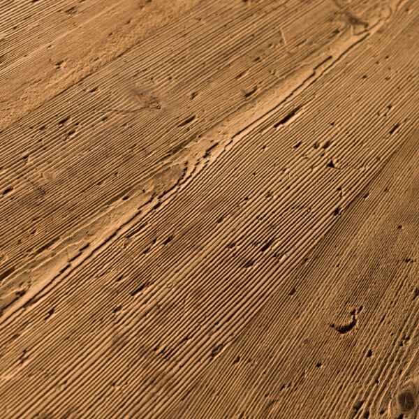 Stark strukturierte Holzoberfläche mit grober Bürstung und tiefen Riefen. Zahlreiche Astlöcher, Risse und raue Stellen verleihen dem Boden ein besonders uriges, handwerklich geprägtes Erscheinungsbild.