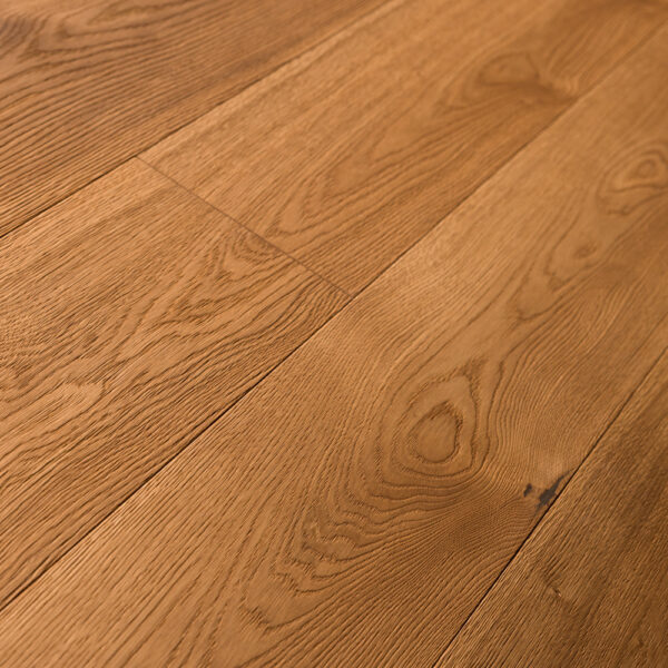 Warme Bodendielen mit markanter, natürlicher Maserung und vereinzelten Astlöchern. Die Oberfläche zeigt eine fein strukturierte Holztextur, die rustikale Eleganz mit wohnlicher Atmosphäre vereint – ideal für stilvolle Innenräume.