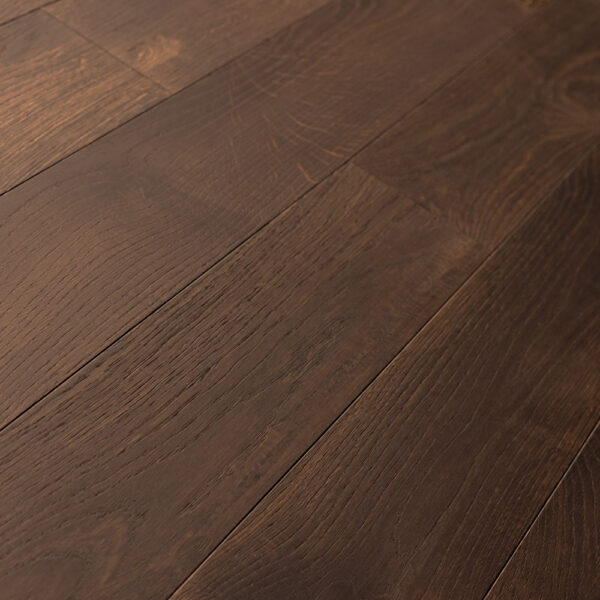Dunkelbraune Bodendielen mit gleichmäßiger Holzmaserung und matter Oberfläche. Die feine Struktur und dezente Farbnuancen verleihen dem Boden eine elegante, warme Ausstrahlung. Ideal für stilvolle, moderne Innenräume.