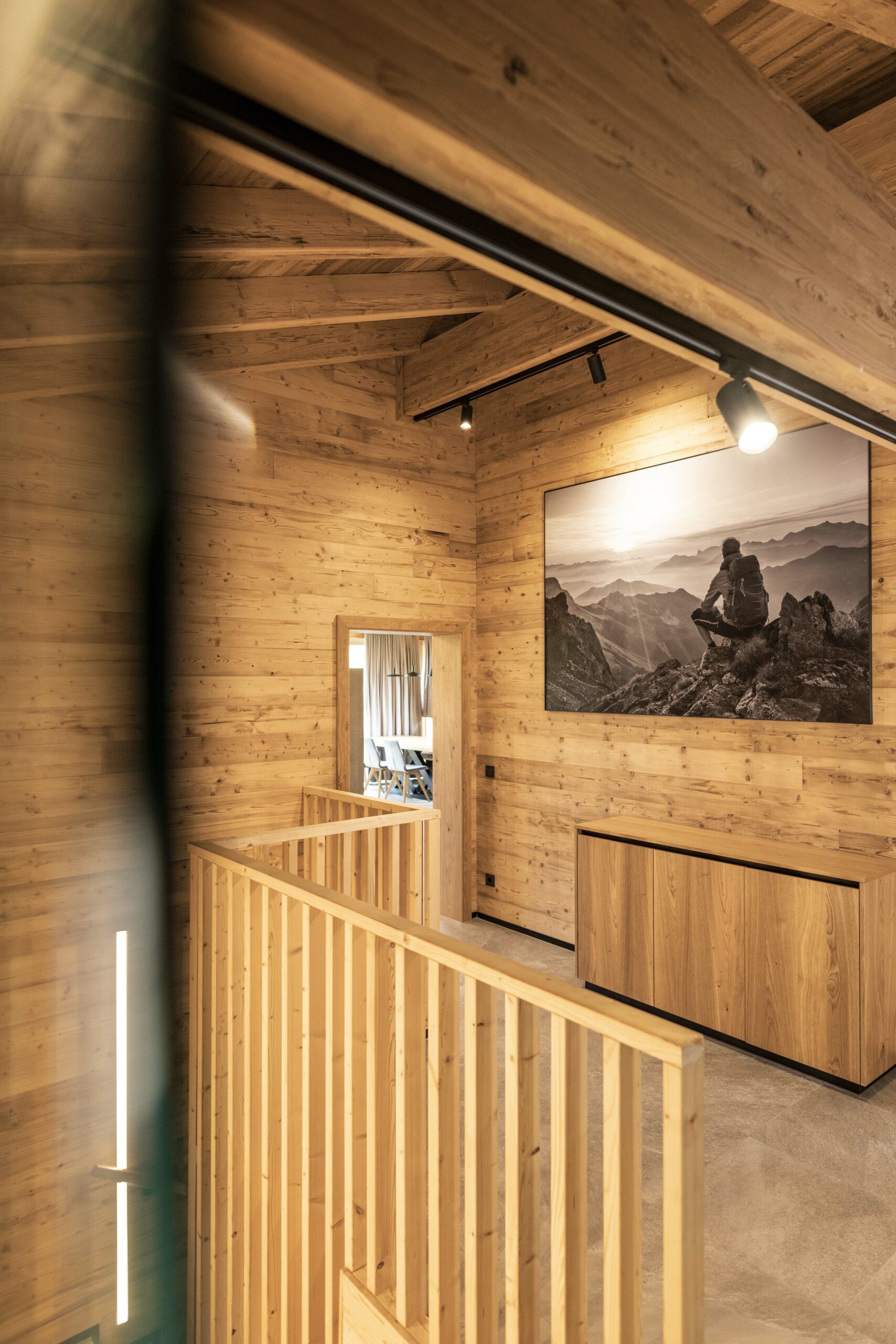 Innenbereich eines Chalets in Schladming mit Wänden und Decke aus gebürstetem Holz im Farbton Marmolada Vecchia – stimmungsvolles Ambiente mit moderner Lichtführung und Naturmaterialien.
