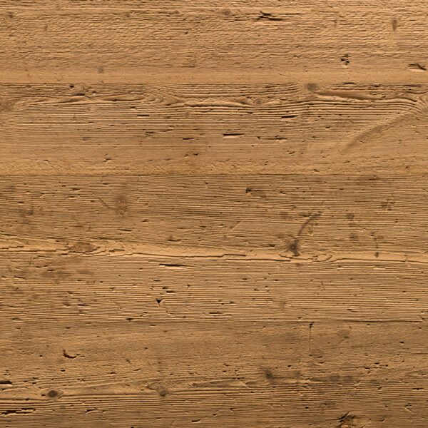 Mittelbraune, gebürstete Altholzoberfläche mit starken Schmissen und Löchern. Das Holz wirkt rustikal und kommt am besten in alpin eingerichteten Wohnräumen zur Geltung.