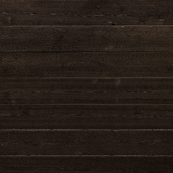 Schwarze, gebrannte Holzoberfläche mit rauer Struktur. Die markante Reptilienhaut-ähnliche Textur entsteht durch das Flammen der Oberfläche, wodurch ein rustikales und charaktervolles Erscheinungsbild erzielt wird.