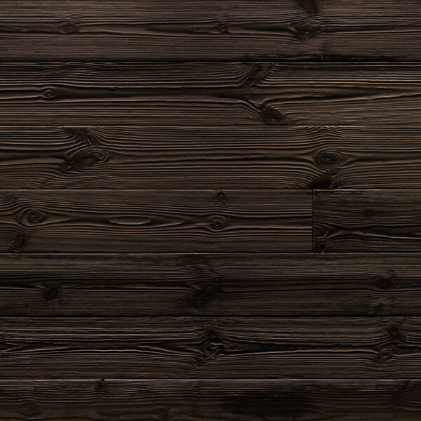 Schwarze Holzoberfläche mit stark gebürsteter Struktur. Die markante Maserung und tiefen Rillen erzeugen eine plastische Wirkung. Das dunkle Finish hebt die natürliche Holzzeichnung eindrucksvoll hervor.