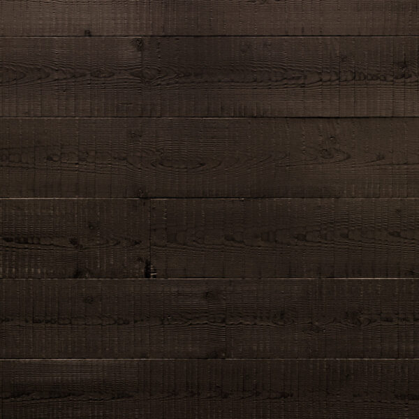 Schwarze Holzoberfläche mit feinem Bandsägeschnitt. Die gleichmäßige Maserung verläuft horizontal, dezent betont durch das Sägeprofil. Die tiefdunkle Farbgebung verleiht dem Material eine elegante und moderne Wirkung.