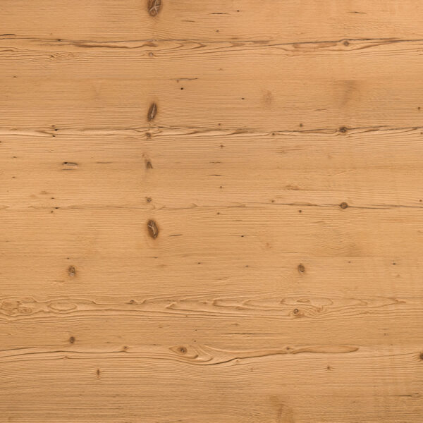 Holz mit gebürsteter Oberfläche. Gleichmäßige Textur mit Maserungen und kleinen Ästen. Die Oberfläche wirkt natürlich rau und hat einen hellen, warmen Braunton.