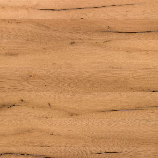 Gebürstetes Holz mit natürlicher Maserung und vereinzelten kleinen Rissen. Die Oberfläche ist glatt, die Struktur dezent betont, wodurch ein harmonisches und elegantes Erscheinungsbild entsteht – ideal für moderne Innenräume.