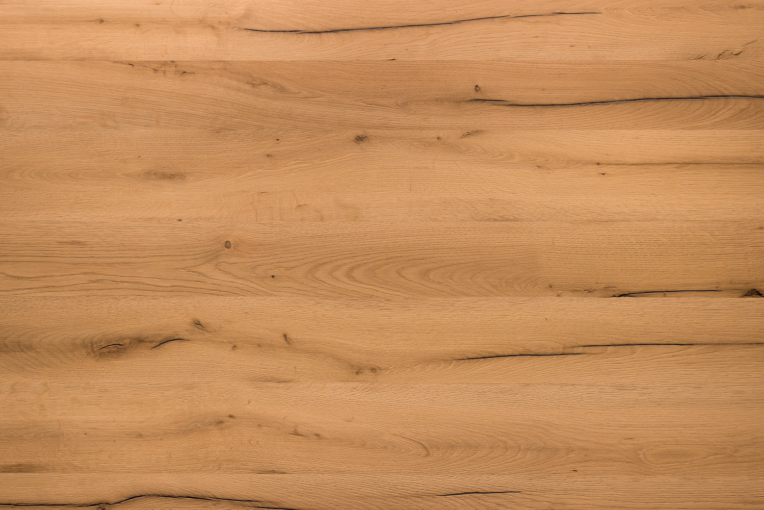 Gebürstetes Holz mit natürlicher Maserung und vereinzelten kleinen Rissen. Die Oberfläche ist glatt, die Struktur dezent betont, wodurch ein harmonisches und elegantes Erscheinungsbild entsteht – ideal für moderne Innenräume.