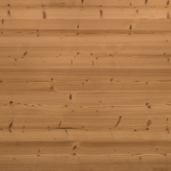 Gebürstete Holzoberfläche mit betonter Maserung und feinen Jahresringen. Warme, mittelbraune Farbgebung mit deutlich sichtbaren kleinen Astlöchern und natürlicher Struktur. Die Oberfläche wirkt lebendig und strukturiert.