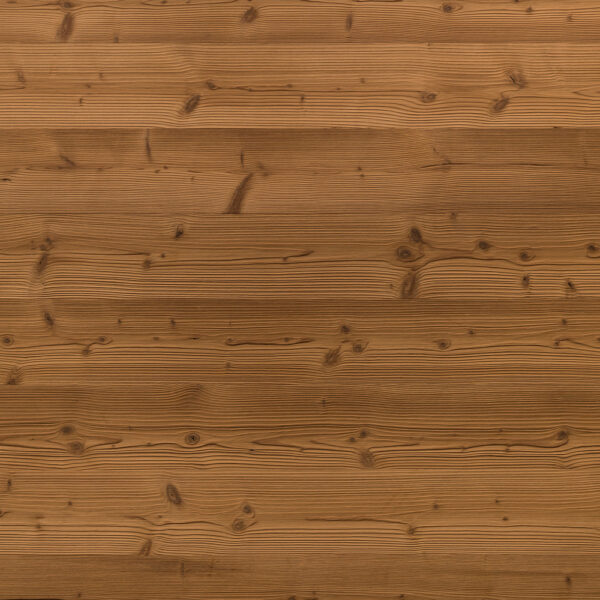 Gebürstete Holzoberfläche mit klar sichtbarer Jahresringstruktur und dunklerem Braunton. Die feine Bürstung betont die natürliche Maserung und Astlöcher und verleiht dem Holz eine elegante, strukturierte Haptik.