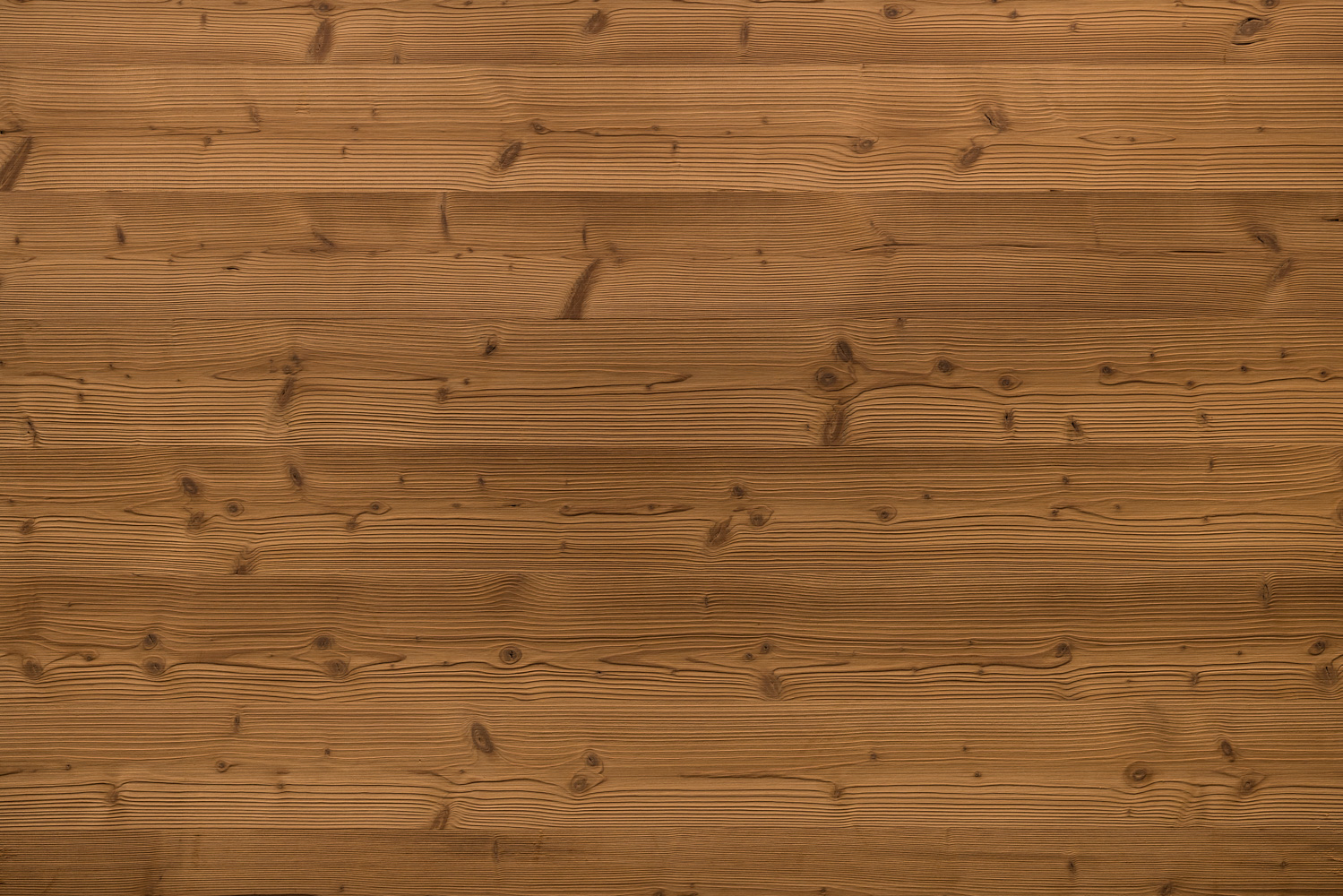 Gebürstete Holzoberfläche mit klar sichtbarer Jahresringstruktur und dunklerem Braunton. Die feine Bürstung betont die natürliche Maserung und Astlöcher und verleiht dem Holz eine elegante, strukturierte Haptik.