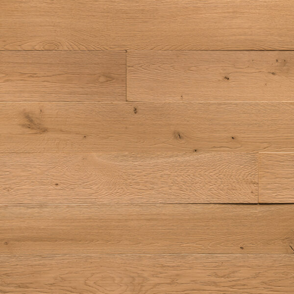 Gebürstete Holzoberfläche mit feiner Maserung und vereinzelten kleinen Astspuren. Die strukturierte Oberfläche betont die natürliche Textur des Holzes und verleiht ihm eine matte, elegante Optik.