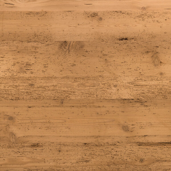 Gebürstetes Altholz mit markanter Maserung und dunklen Gebrauchsspuren. Die Oberfläche zeigt natürliche Risse, Äste und Abnutzungsspuren – ideal für rustikale oder moderne Wohnräume mit authentischem Charakter.