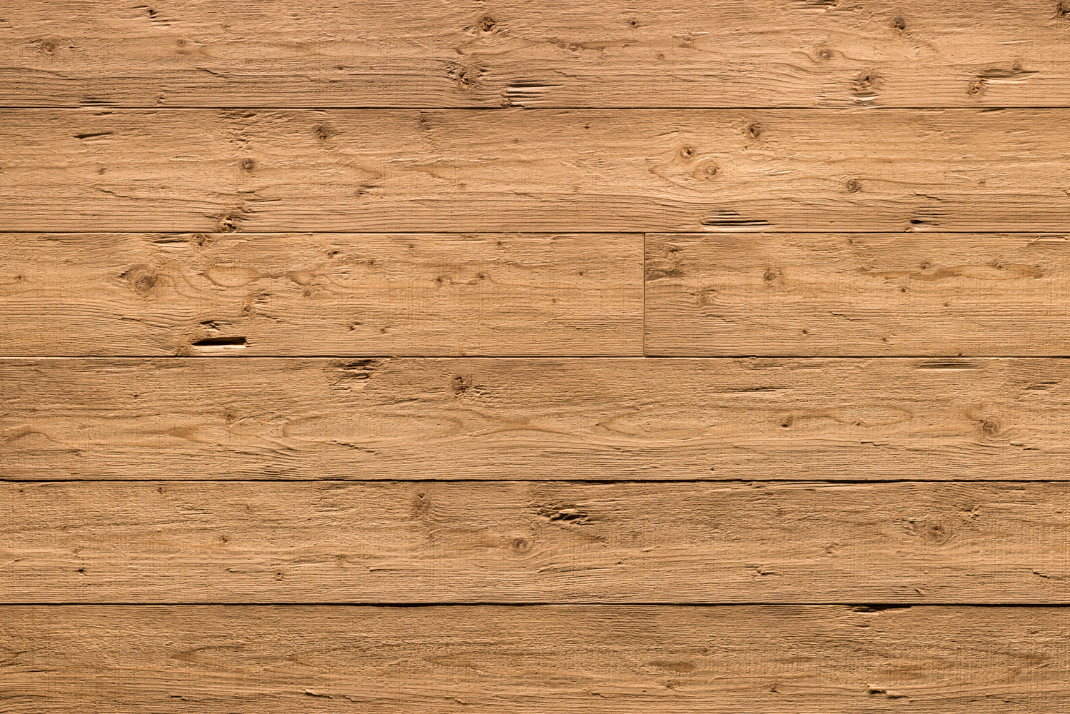 Rustikale Holzoberfläche mit gehackter, geprägter und gebürsteter Struktur in Altholzoptik. Deutliche Maserung, raue Textur und natürliche Gebrauchsspuren verleihen dem Holz einen authentisch gealterten Charakter.