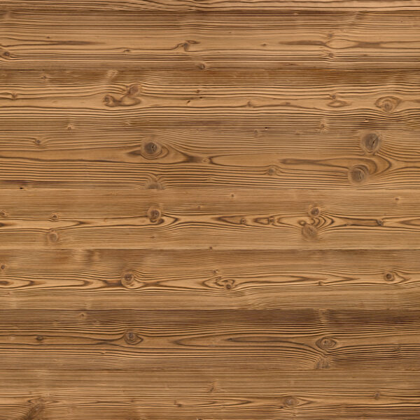 Geflammte Holzoberfläche mit starker Maserung und dunklen Flammenakzenten. Die Bretter zeigen markante Jahresringe und Astlöcher, die dem Holz einen rustikalen, lebendigen Charakter verleihen.