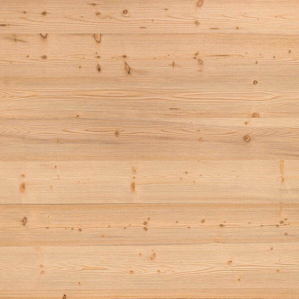 Gebürstete Holzoberfläche in hellem Naturton mit sanfter Maserung und kleinen Ästen. Die feine Struktur verleiht dem Holz eine weiche Haptik und ein ruhiges, natürliches Erscheinungsbild.