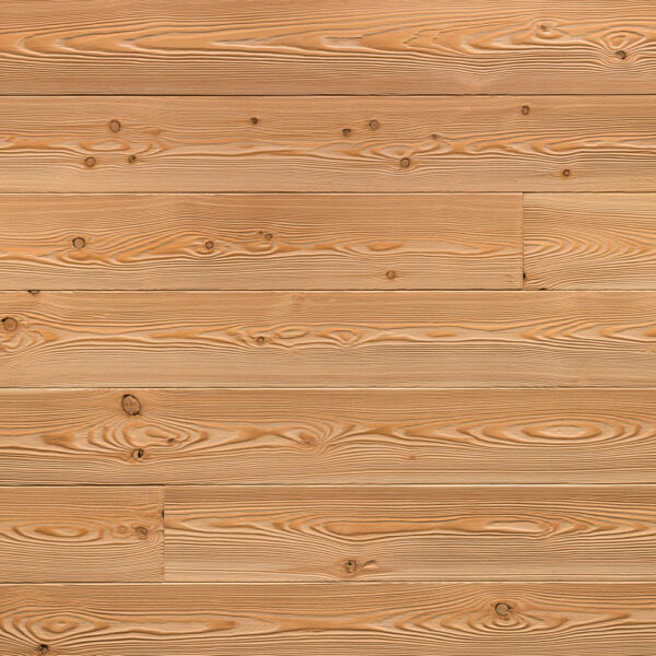 Helle Holzoberfläche mit gebürsteter Struktur. Die Dielen zeigen eine klare, lineare Maserung und feine Astlöcher, was dem Holz ein natürliches, leicht rustikales Aussehen mit angenehmer Haptik verleiht.