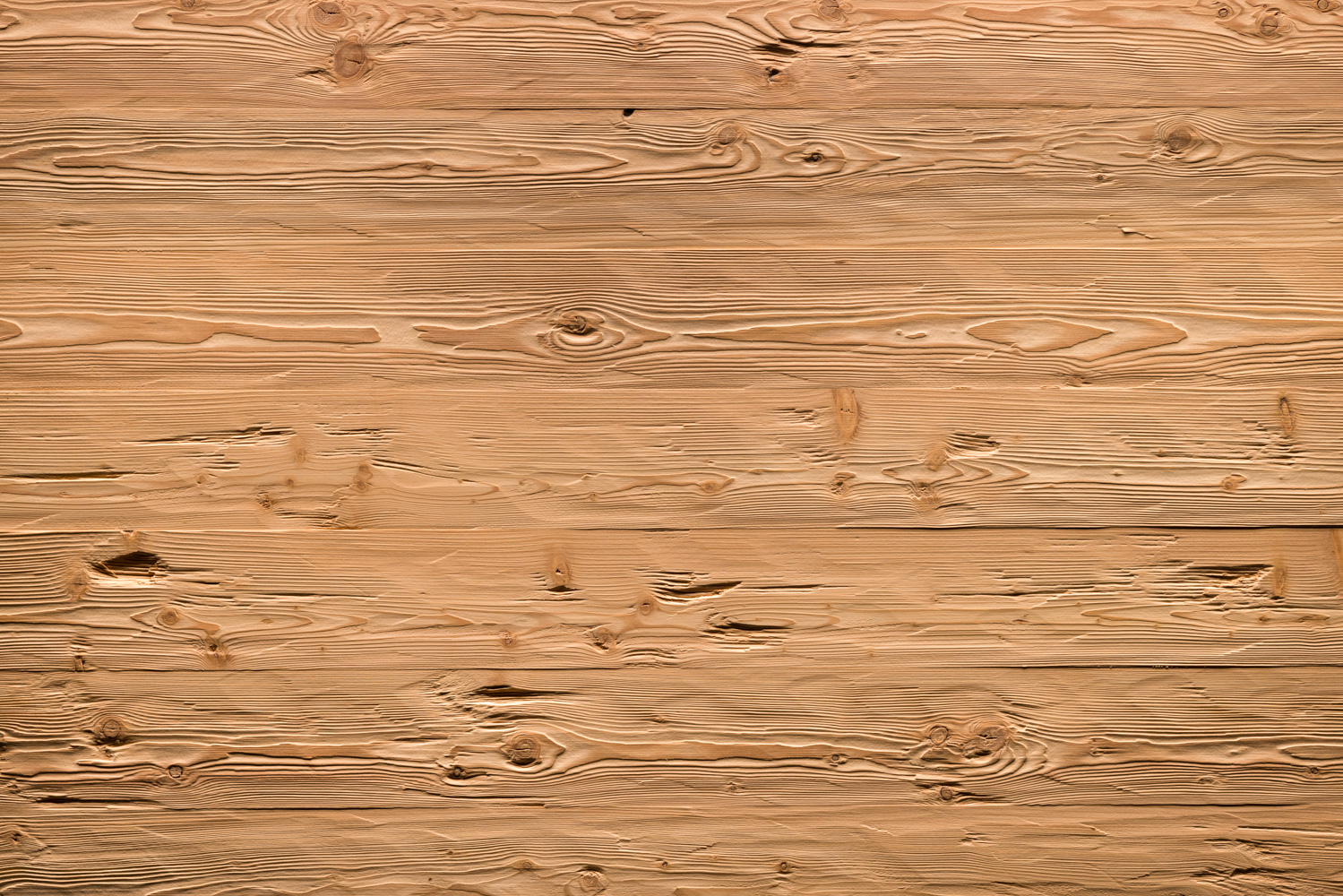 Rustikale Holzoberfläche mit deutlich sichtbarer Hackstruktur. Die Dielen zeigen eine unregelmäßige Textur mit Riefen und Kerben, was ihnen eine handbearbeitete, traditionelle Optik verleiht. Die Maserung ist lebhaft und natürlich.