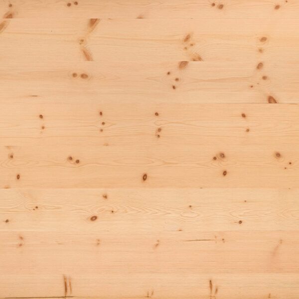 Nahaufnahme einer hellen Holzoberfläche mit sanfter Maserung und vereinzelten, kleinen Astlöchern. Die Oberfläche wirkt ruhig und gleichmäßig, mit einem natürlichen, warmen Farbton und dezenten Texturverläufen.