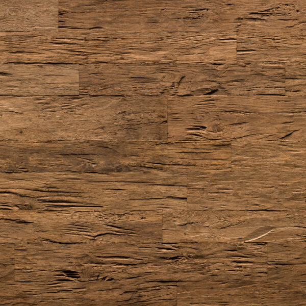 Gehacktes Altholz mit rustikaler, strukturierter Oberfläche. Tiefe Einkerbungen und unregelmäßige Maserung erzeugen eine lebendige, handbearbeitete Optik in warmem Braunton. Ideal für charaktervolle Wand- oder Bodenverkleidungen.