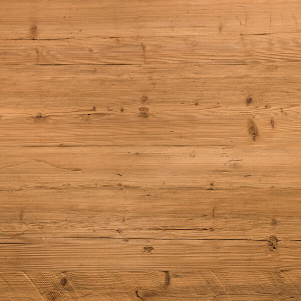 Gebürstetes Altholz mit warmer, rötlich-brauner Tönung und betonter Maserung. Die Oberfläche zeigt markante Jahresringe und kleine Astlöcher, die dem Holz eine natürliche, gealterte Ausstrahlung verleihen.