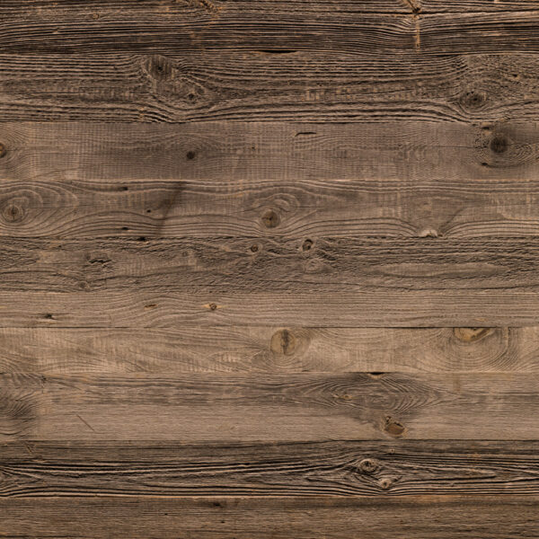 Grautoniges Altholz mit stark strukturierter Oberfläche, verwitterten Jahresringen und markanten Astlöchern. Die Patina vermittelt einen rustikalen, gealterten Charakter mit natürlicher Maserung und unregelmäßiger Färbung.