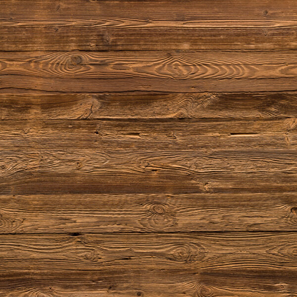 Charakterstarke Altholzoberfläche mit intensiver Maserung, sichtbaren Jahresringen und Astlöchern. Die unregelmäßige Struktur und die warmen, patinierten Brauntöne verleihen dem Holz einen rustikalen und gealterten Charme.