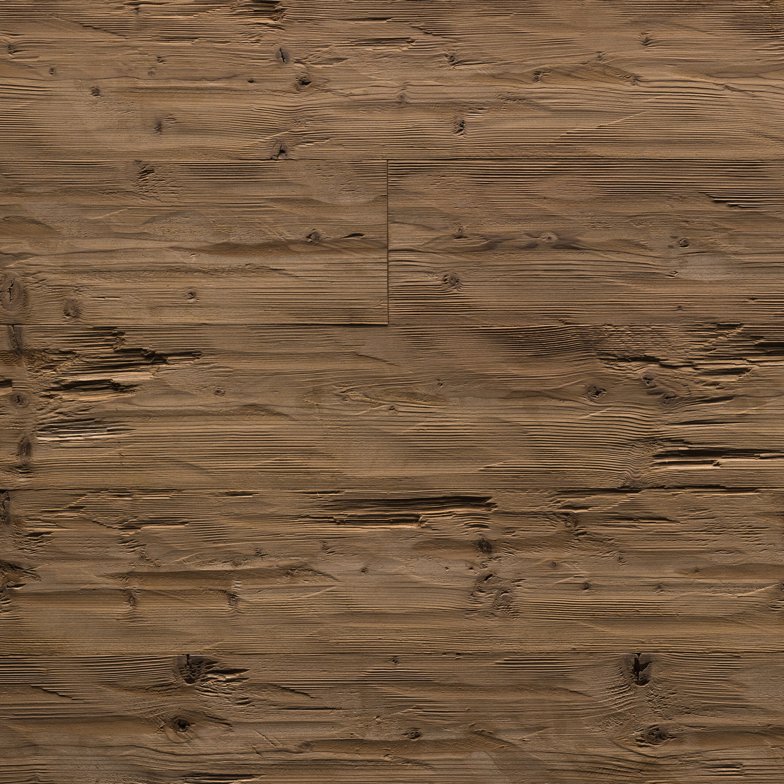 Detailaufnahme einer Holzoberfläche aus Mareiner Gran Paradiso 212°, gehackt. Die strukturierte Oberfläche zeigt rustikale Hobelspuren, Maserung und Astlöcher. Die warme, braune Färbung verleiht dem Holz eine natürliche, gealterte Optik.