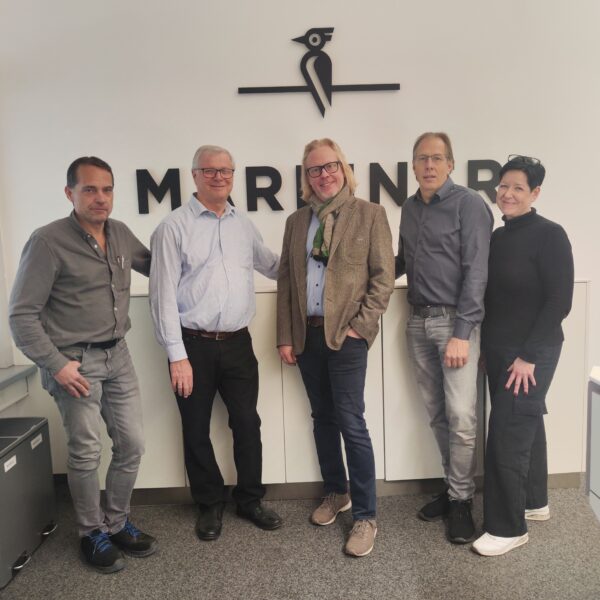 Foto zur Übernahme von Mareiner durch Minka: Fünf Personen stehen vor dem Firmenlogo. Von links nach rechts: Gerhard Bradatsch, Ernst Janner, Martin Breitenberger, Rupert Plewa und Martina Dunst.
